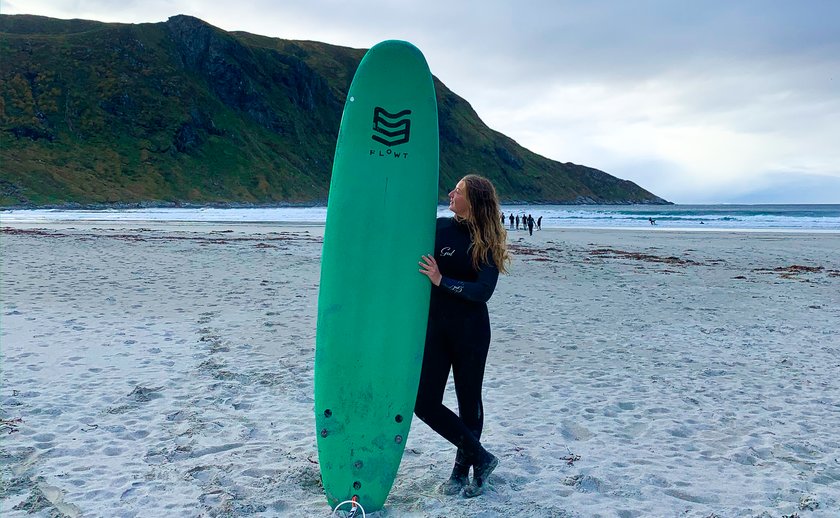 Ida med surfbrettet på stranda i Hoddevik - Klikk for stort bilde